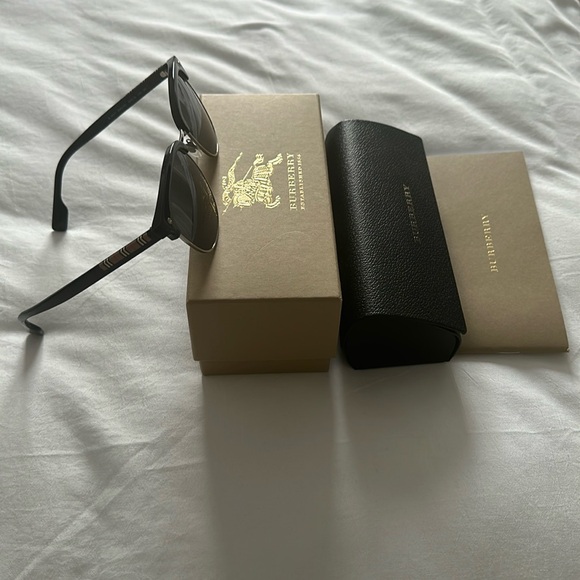 Brand new Burberry sunglasses - Picture 4 of 7